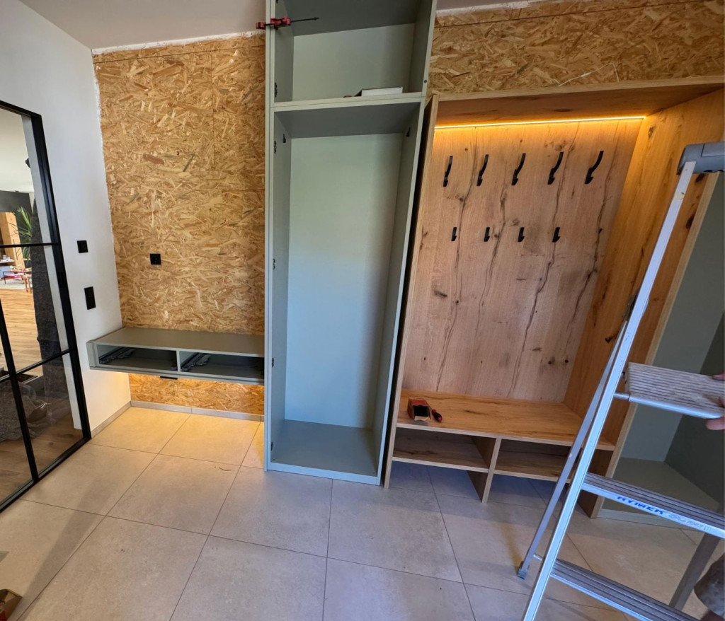Garderobe nach Ma&szlig; mit Sideboard