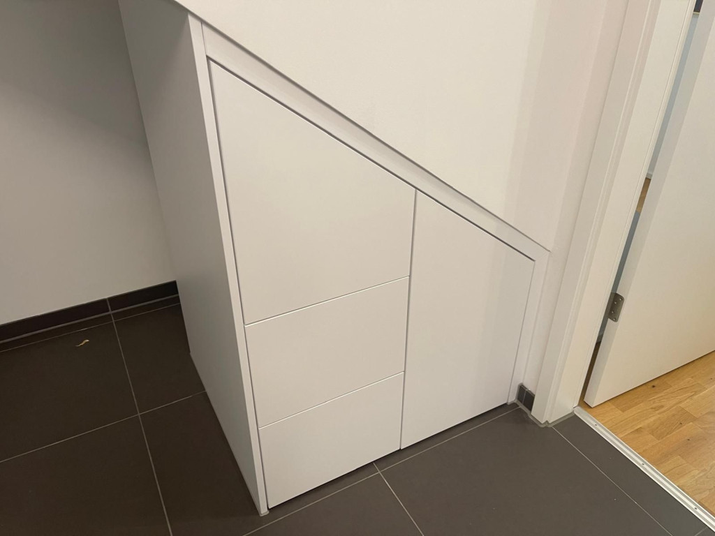Kommode mit Schr&auml;ge