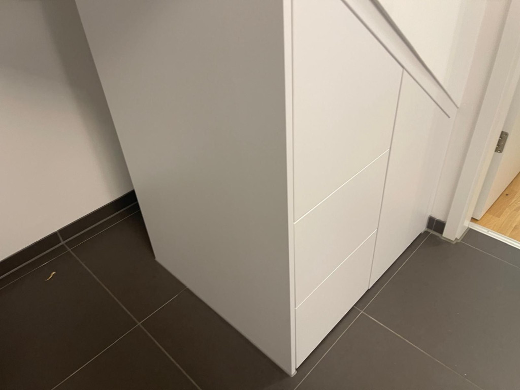 Kommode mit Schr&auml;ge
